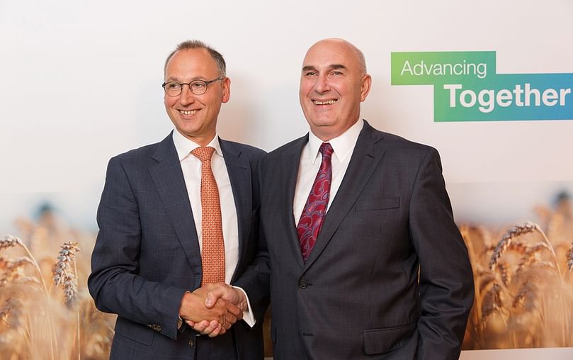 Werner Baumann (left), CEO of Bayer AG and Hugh Grant (right), Chairman and Chief Executive Officer of Monsanto announcing the merger agreement (Courtesy: Bayer)