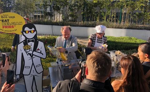 Philippe Muyters, Minister of commerce for Flanders personally prepared some Belgian Fries for the Mexican Press to enjoy. Philippe Muyters, Minister of commerce for Flanders personally prepared some Belgian Fries for the Mexican Press to enjoy.