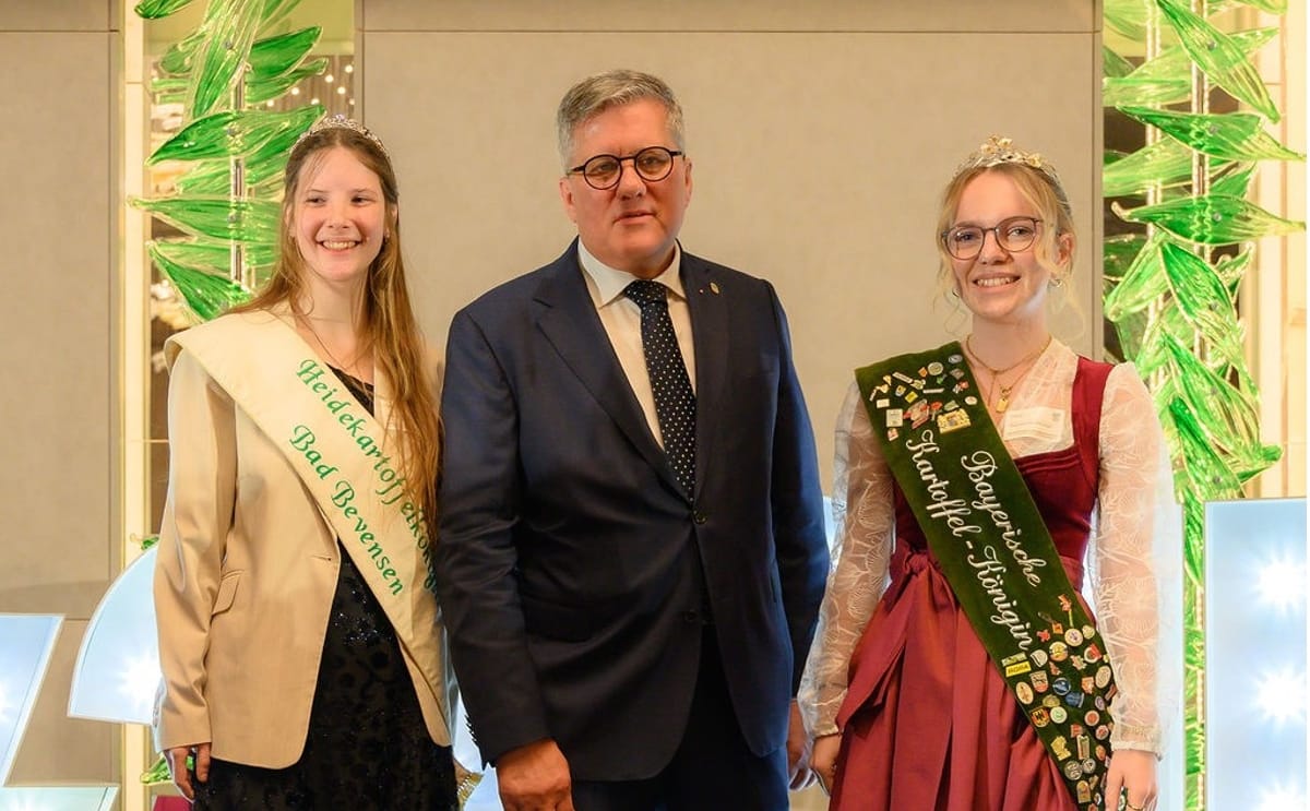 Paula I, Heide Potato Queen, DKHV President Thomas Herkenrath, Elena I and Bavarian Potato Queen Paula I, Heide Potato Queen, DKHV President Thomas Herkenrath, Elena I and Bavarian Potato Queen