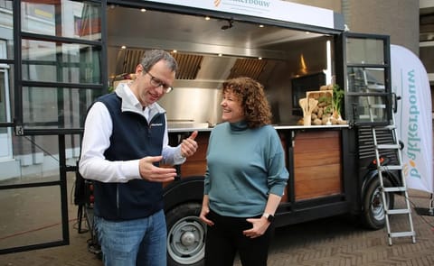 Members of Parliament meet BO Akkerbouw in front of the mobile kitchen, discussing Dutch arable farming while fresh potatoes and vegetables are prepared. Members of Parliament meet BO Akkerbouw in front of the mobile kitchen, discussing Dutch arable farming while fresh potatoes and vegetables are prepared.