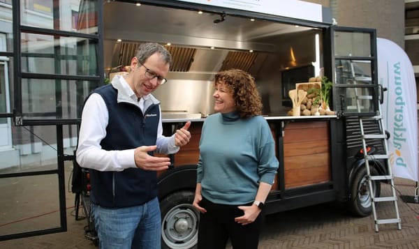 Members of Parliament meet BO Akkerbouw in front of the mobile kitchen, discussing Dutch arable farming while fresh potatoes and vegetables are prepared. Members of Parliament meet BO Akkerbouw in front of the mobile kitchen, discussing Dutch arable farming while fresh potatoes and vegetables are prepared.