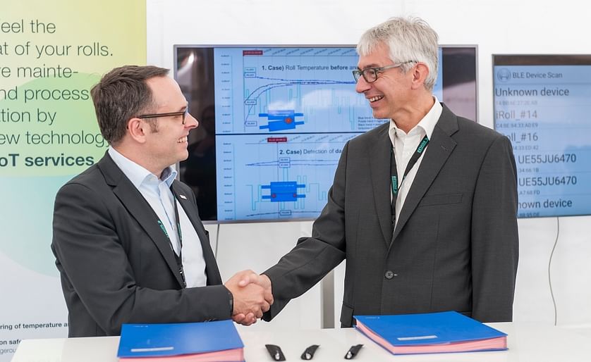 Thorsten Müller, CEO at Bosch Connected Devices and Solutions (left) and Johannes Wick, CEO Grains & Food at Bühler AG (right), sign the R&D cooperation between Bühler and Bosch at the occasion of the Bühler Networking Days.