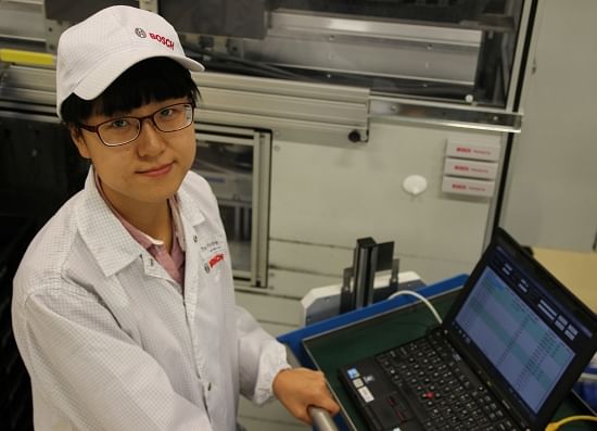 Taking a walk: thanks to RFID, Zhao Chunya saves a lot of time when doing inventory.