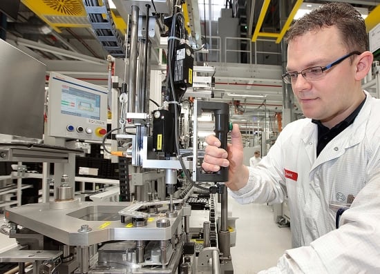 A new sensor on his tool tells Patrick Arnold whether he has tightened the screw gently enough. A new sensor on his tool tells Patrick Arnold whether he has tightened the screw gently enough.