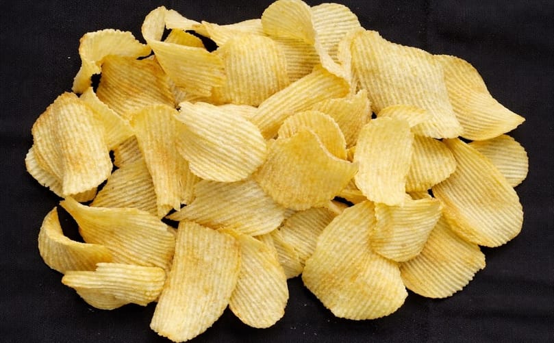 Potato chips produced from the BRS F21 cultivar, showing light color and uniform frying quality. Potato chips produced from the BRS F21 cultivar, showing light color and uniform frying quality.