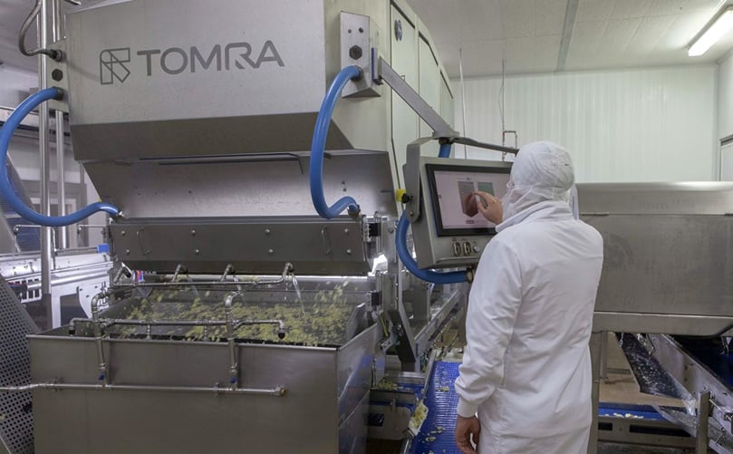 La máquina clasificadora TOMRA 5B ostenta una posición de liderazgo en las industrias de procesamiento de patatas y verduras en todo el mundo. La máquina clasificadora TOMRA 5B ostenta una posición de liderazgo en las industrias de procesamiento de patatas y verduras en todo el mundo.