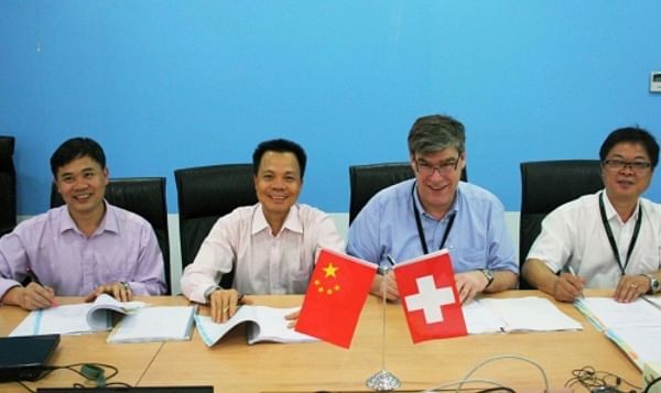 From left to right: Feng Yanbin and Feng Xingyuan (previous owners), Dieter Vögtli (President Region Asia), Robert Zhu (new General Manager).