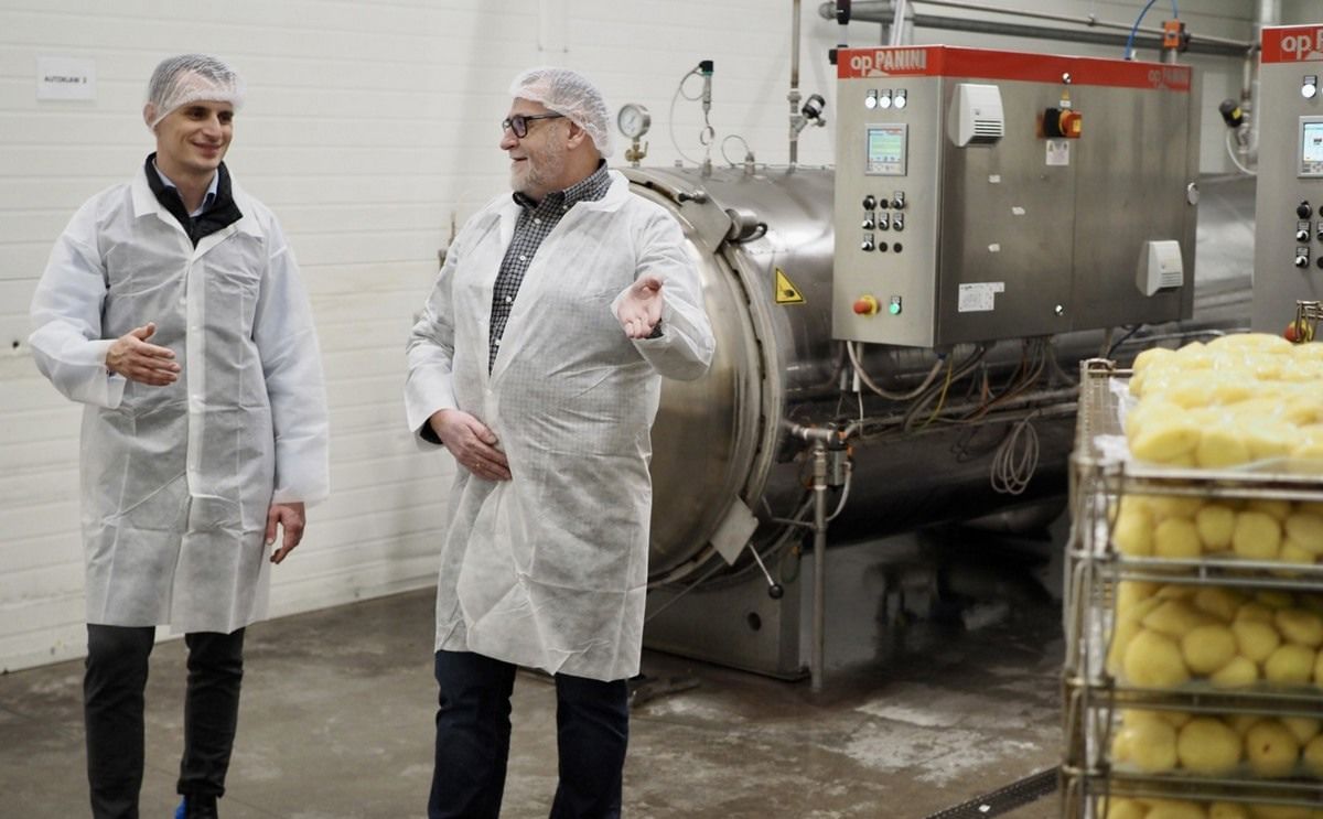 Łukasz Ostrowicz (right), member of the board at Bugaj (right) reviews potato processing operations in Poland Łukasz Ostrowicz (right), member of the board at Bugaj (right) reviews potato processing operations in Poland
