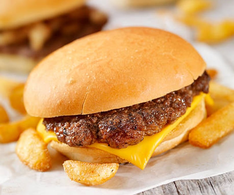 A classic Wendy’s-style burger, reflecting the chain’s long tradition of introducing inventive regional menu twists like Puerto Rico’s exclusive ham-and-ranch baked potato. A classic Wendy’s-style burger, reflecting the chain’s long tradition of introducing inventive regional menu twists like Puerto Rico’s exclusive ham-and-ranch baked potato.