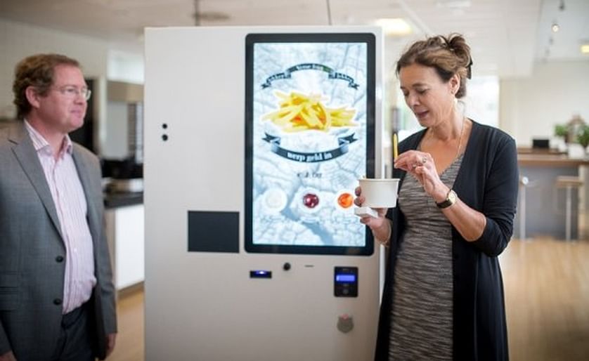 Prof. Louise Fresco, President of the Executive Board of Wageningen UR (right) ordered the first portion of fries from the machine. After paying one euro and a single click on the 32-inch screen, the machine immediately started to deep-fry the french frie