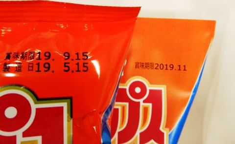 The 'best before' dates for Calbee Inc.'s bagged potato chip products will be extended by two months starting October.
(Courtesy: The Jiji Press, Ltd.) The 'best before' dates for Calbee Inc.'s bagged potato chip products will be extended by two months starting October.
(Courtesy: The Jiji Press, Ltd.)