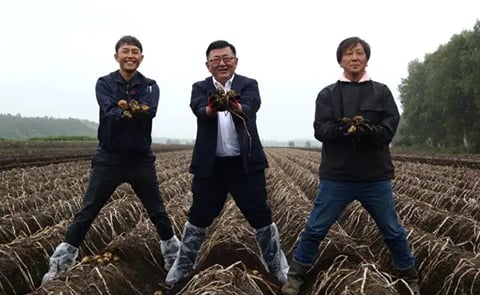 Kazuya Tasaki, President of Calbee Potato (center), Yasufumi Komagata, Manager of the Kawanishi Branch of Calbee Potato (left), Satoshi Sato, Chairman of the Obihiro City Kawanishi Processed Potato Production Cooperative (right) Kazuya Tasaki, President of Calbee Potato (center), Yasufumi Komagata, Manager of the Kawanishi Branch of Calbee Potato (left), Satoshi Sato, Chairman of the Obihiro City Kawanishi Processed Potato Production Cooperative (right)
