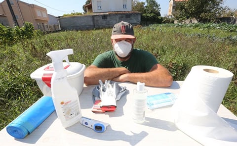 Las cuadrillas están formadas por entre 6 y 12 personas. Habrá que tomar la temperatura a los temporeros cuando lleguen a la finca. Las cuadrillas están formadas por entre 6 y 12 personas. Habrá que tomar la temperatura a los temporeros cuando lleguen a la finca.