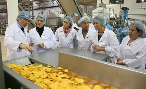 Milagros Marcos, Félix Eguía, y Teresa López observan la nueva maquinaria en la inauguración de las nuevas instalaciones. Milagros Marcos, Félix Eguía, y Teresa López observan la nueva maquinaria en la inauguración de las nuevas instalaciones.