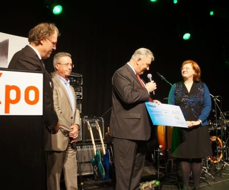 Sabine de Bethune receives a 10.000 euro check for conpapa