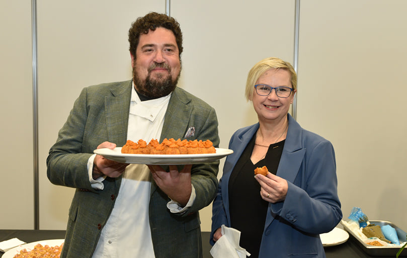 El chef Duncan Welgemoed y la Honorable Clare Scriven MLC, disfrutando de un escalope de papa El chef Duncan Welgemoed y la Honorable Clare Scriven MLC, disfrutando de un escalope de papa