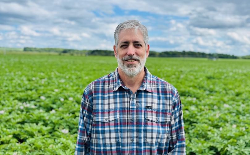 Chris Hansen, General Manager of CSS Farms in Bliss, New York, emphasized that close collaboration between Cornell researchers and growers is key to the potato breeding program’s success. Chris Hansen, General Manager of CSS Farms in Bliss, New York, emphasized that close collaboration between Cornell researchers and growers is key to the potato breeding program’s success.