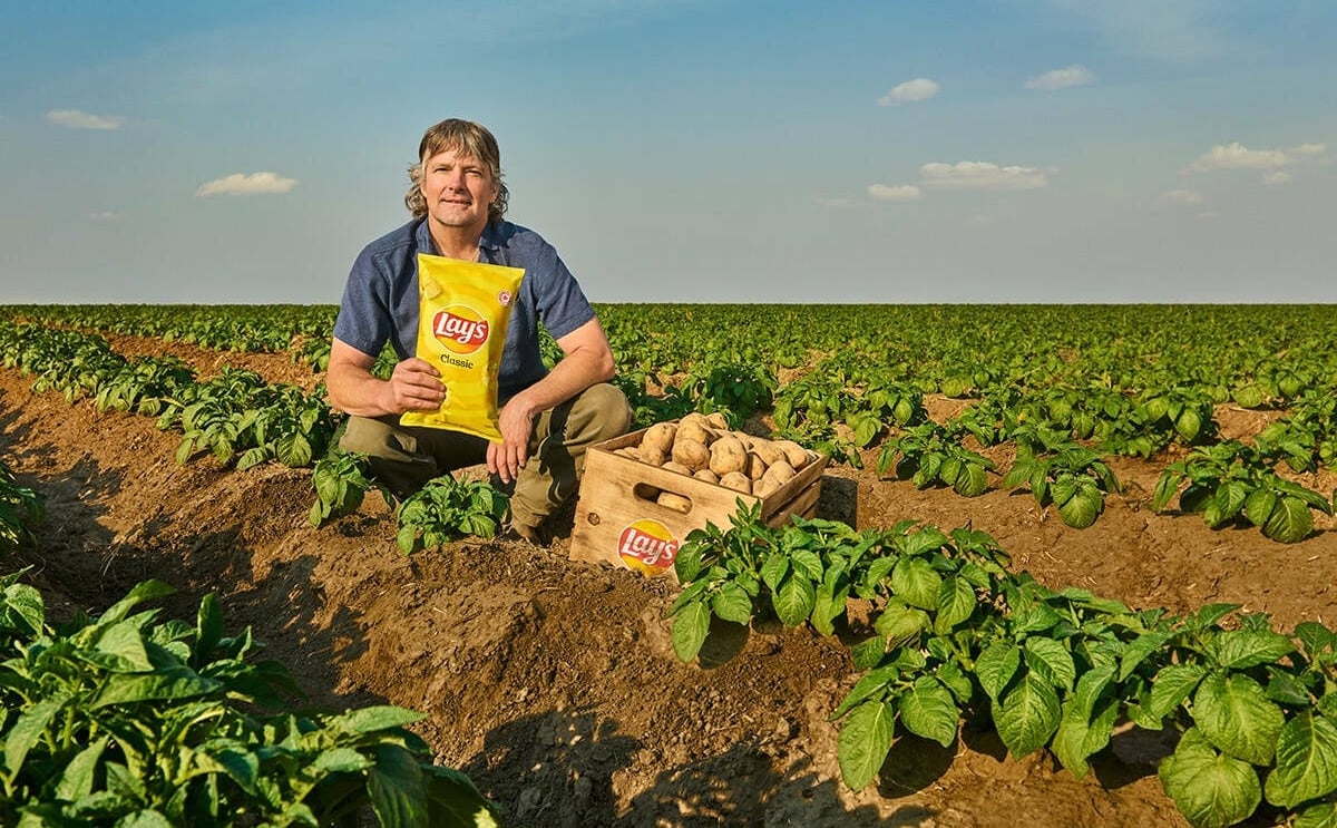 Chris Perry’s farm at Coaldale, Alta., is featured in a new television commercial emphasizing the Canadian content in Frito Lay potato chips (Courtesy: Frito Lay) Chris Perry’s farm at Coaldale, Alta., is featured in a new television commercial emphasizing the Canadian content in Frito Lay potato chips (Courtesy: Frito Lay)