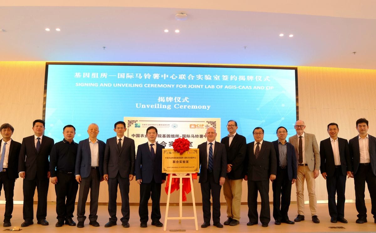 CIP and AGIS-CAAS officials at the signing and unveiling ceremony of the joint laboratory in Shenzhen, China, aimed at advancing potato research and innovation CIP and AGIS-CAAS officials at the signing and unveiling ceremony of the joint laboratory in Shenzhen, China, aimed at advancing potato research and innovation