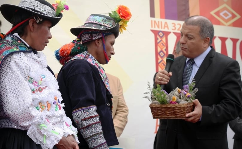 Lanzamiento de Kawsay en el año 2013 por el Ministro de Agricultura e Irrigación de Perú, Milton Von Hesse. (Cortesía: CIP, Centro Internacional de la Papa)