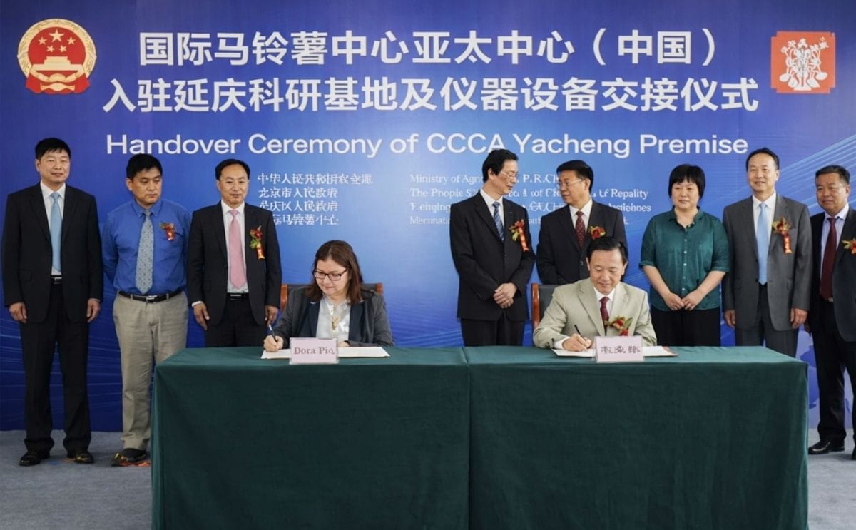 CIP Director General, Dr. Barbara Wells (left) and Vice Minister of Agriculture, Dr. Qu Dongyu, (right) signed a memorandum of understanding at a handover ceremony in Yanqing, Beijing (Courtesy: Chinese Ministry of Agriculture).