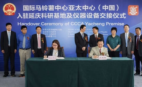 CIP Director General, Dr. Barbara Wells (left) and Vice Minister of Agriculture, Dr. Qu Dongyu, (right) signed a memorandum of understanding at a handover ceremony in Yanqing, Beijing (Courtesy: Chinese Ministry of Agriculture). CIP Director General, Dr. Barbara Wells (left) and Vice Minister of Agriculture, Dr. Qu Dongyu, (right) signed a memorandum of understanding at a handover ceremony in Yanqing, Beijing (Courtesy: Chinese Ministry of Agriculture).