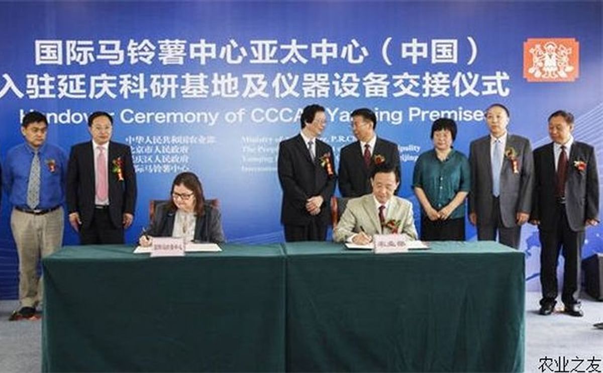 CIP Director General, Dr. Barbara Wells (left) and Vice Minister of Agriculture, Dr. Qu Dongyu, (right) signed a memorandum of understanding at a handover ceremony in Yanqing, Beijing (Courtesy: Chinese Ministry of Agriculture).