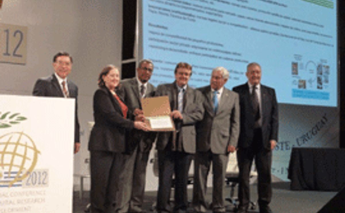 Entrega de premio a Papa Andina e INCOPA Entrega de premio a Papa Andina e INCOPA