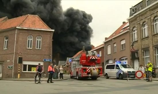 The fire at Clarebout Potatoes, situated close to the center of Nieuwkerke, resulted in the evacuation of about 400 people from the Belgian village
(Courtesy: Focus & WTV)