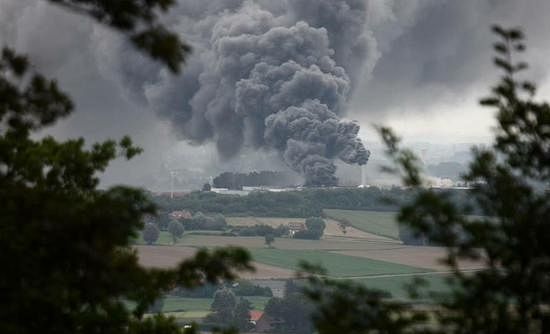 This view from a distance reveals the extent of the smoke development
(Courtesy: Focus & WTV)