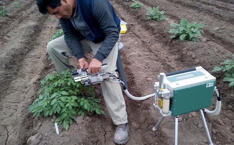 Javier Rinza. Jesus Zamalloa measuring photosynthesis in potatoe's leaflets during potato minicore trial at CIP experimental station in Lima.