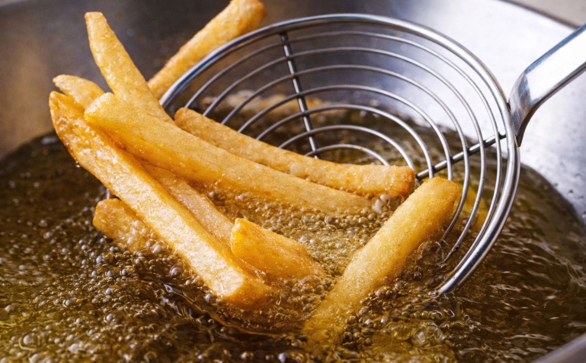 Fritura en aceite de papas en bastón Fritura en aceite de papas en bastón