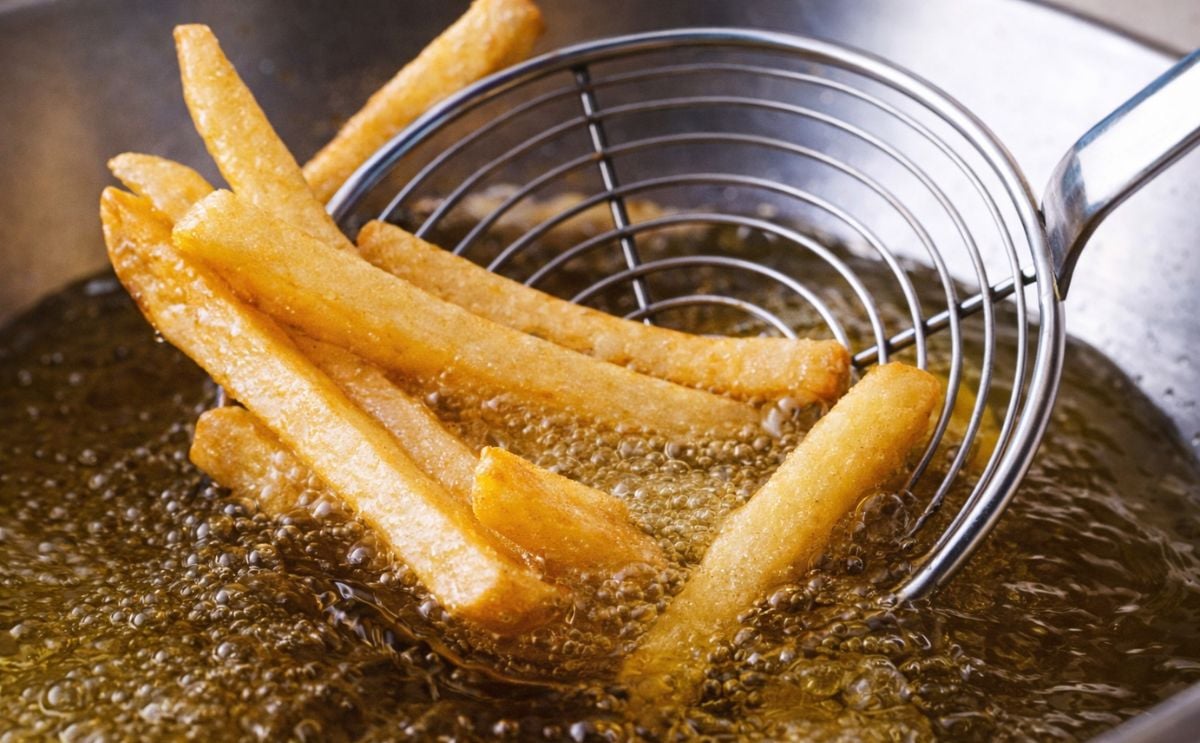 Fritura en aceite de papas en bastón Fritura en aceite de papas en bastón