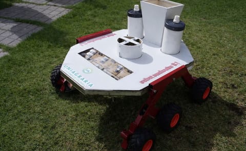 El robot funciona con baterías recargables y cuenta con GPS. El robot funciona con baterías recargables y cuenta con GPS.