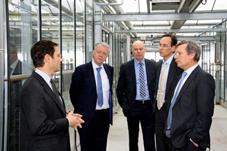 v.l.n.r. Sjefke Allefs (directeur Agrico Research), Leen Verbeek (commissaris van de Koningin), Jan van Hoogen (algemeen directeur Agrico), Jan Nico Appelman (gedupeerde), helemaal rechts Aucke van der Werff (burgemeester van de Noordoostpolder)  