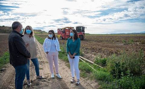 El presidente de la Cooperativa de Rioja Alta, Emilio García, con las responsables de Agricultura del Gobierno de La Rioja. El presidente de la Cooperativa de Rioja Alta, Emilio García, con las responsables de Agricultura del Gobierno de La Rioja.