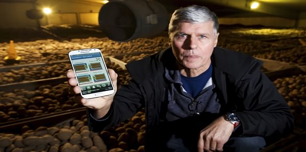 Ray Andrews of Crop Systems with the firm's new web-based potato store controller called SmartStor.