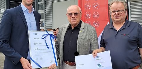 In celebration of the 25th anniversary of KRONEN GmbH, Alwin Wagner, Deputy Managing Director of the Chamber of Industry and Commerce of the Southern Upper Rhine Area, presented Rudolf Hans Zillgith with the IHK anniversary certificate.