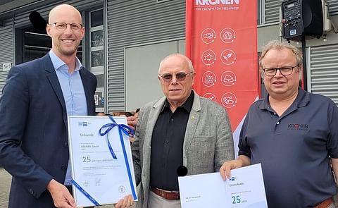 In celebration of the 25th anniversary of KRONEN GmbH, Alwin Wagner, Deputy Managing Director of the Chamber of Industry and Commerce of the Southern Upper Rhine Area, presented Rudolf Hans Zillgith with the IHK anniversary certificate. In celebration of the 25th anniversary of KRONEN GmbH, Alwin Wagner, Deputy Managing Director of the Chamber of Industry and Commerce of the Southern Upper Rhine Area, presented Rudolf Hans Zillgith with the IHK anniversary certificate.