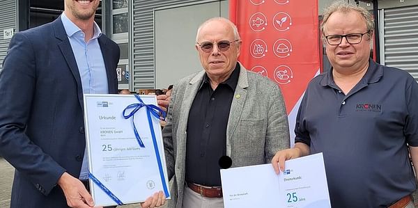 In celebration of the 25th anniversary of KRONEN GmbH, Alwin Wagner, Deputy Managing Director of the Chamber of Industry and Commerce of the Southern Upper Rhine Area, presented Rudolf Hans Zillgith with the IHK anniversary certificate.