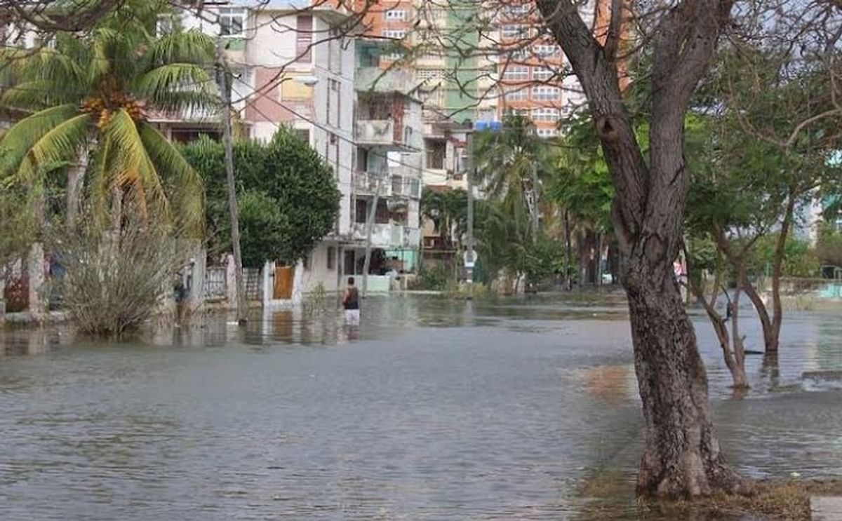 Flooding in the streets of Havana, Cuba  (January 2016) due to excessive rainfall associated with El Niño (Courtesy: Yusnaby Post)