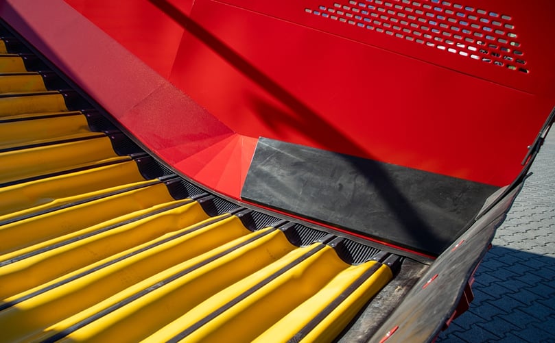 Cushioning in the front section and soft stuffing of the cross bars of
the hopper floor ensure improved crop protection.