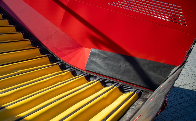 Cushioning in the front section and soft stuffing of the cross bars of 
the hopper floor ensure improved crop protection.