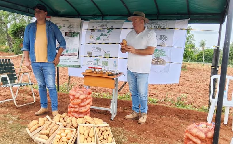 De izquierda a derecha: los ingenieros agrónomos Óscar Alarcón y Emilio Centurión.