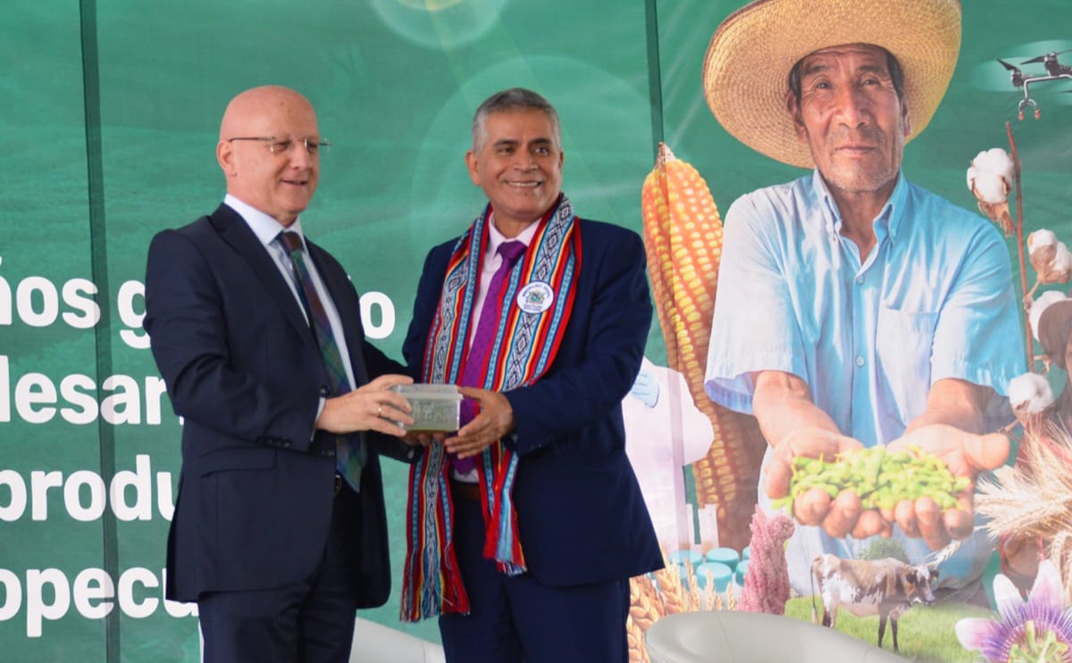 Representatives from CIP and INIA pose during the official handover ceremony of 50,000 biofortified potato plantlets, marking a major milestone in Peru’s fight against anemia. Representatives from CIP and INIA pose during the official handover ceremony of 50,000 biofortified potato plantlets, marking a major milestone in Peru’s fight against anemia.