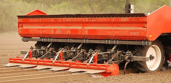 CP 62 Xtreme Trailed 6-row cup planter