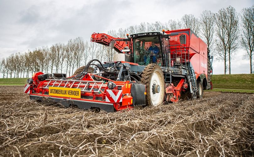 The machine on tyres is, on the one hand, equipped with new technologies in the areas of ground pressure, product cleaning and flow, and buffer capacity. The machine on tyres is, on the one hand, equipped with new technologies in the areas of ground pressure, product cleaning and flow, and buffer capacity.