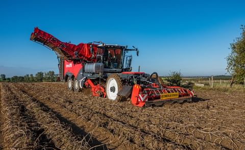 For the first time in person: Dewulf will present its new 4-row self-propelled potato harvester Enduro at Interpom 2021 . For the first time in person: Dewulf will present its new 4-row self-propelled potato harvester Enduro at Interpom 2021 .