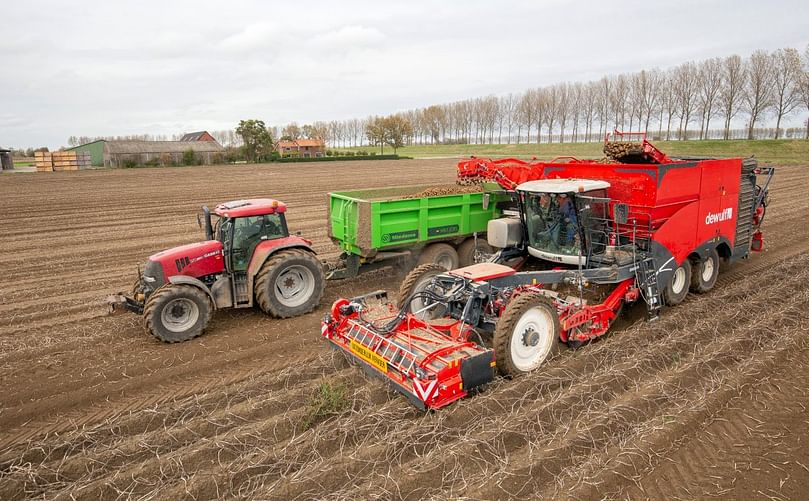 Because the fixed bunker floor is followed by a discharge elevator with bar webs, excess soil is sieved out during unloading. Because the fixed bunker floor is followed by a discharge elevator with bar webs, excess soil is sieved out during unloading.