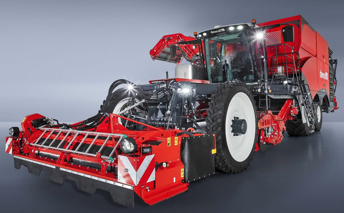 Dewulf Enduro Self-propelled 4-row sieving harvester Dewulf Enduro Self-propelled 4-row sieving harvester